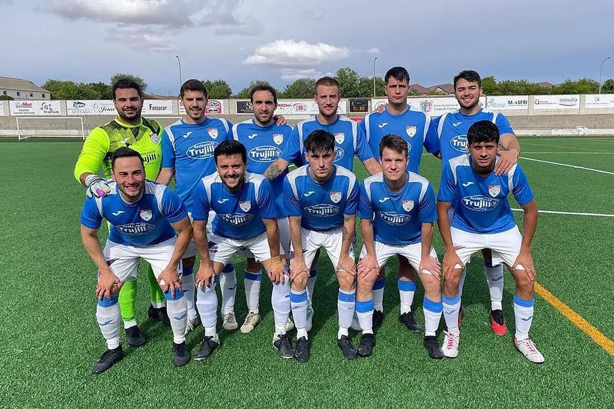 El equipo de fútbol Atlético Cervantino posa en el campo.