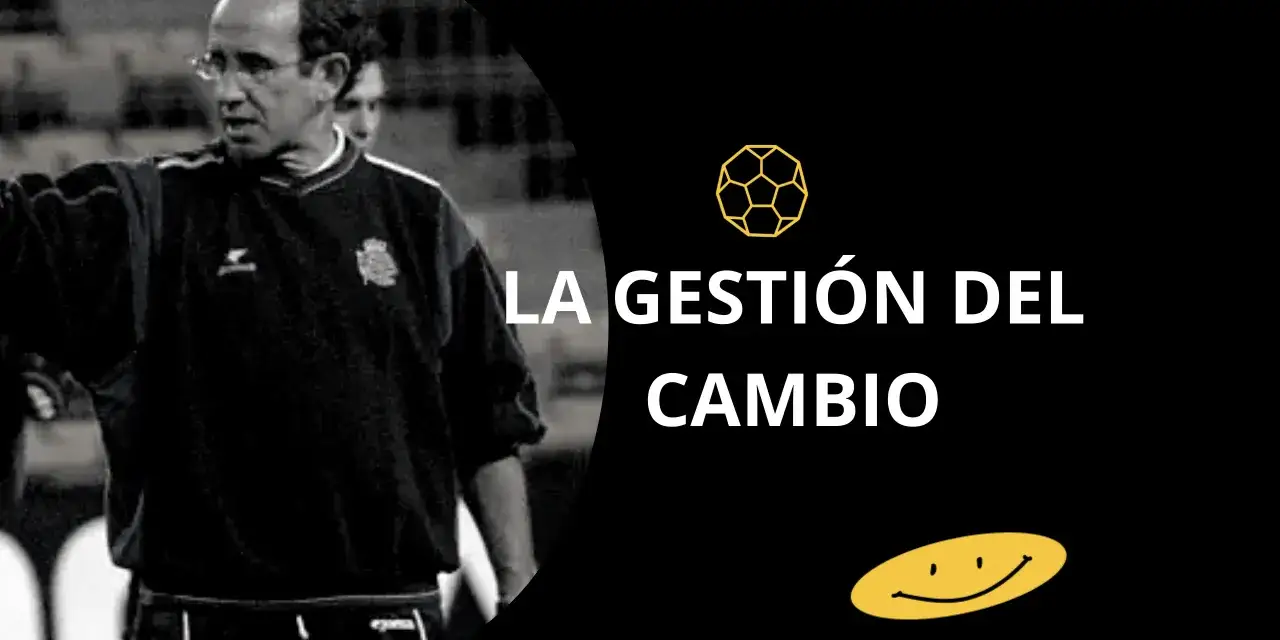 Entrenador de fútbol con gafas, hablando a un equipo, con texto "LA GESTIÓN DEL CAMBIO".