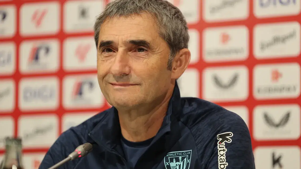 Ernesto Valverde, con su experiencia en diversos equipos entrenados, sonríe ante el micrófono.