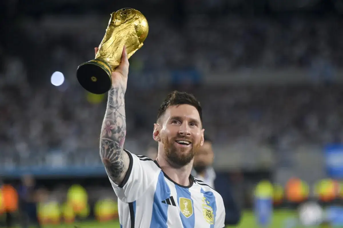 Lionel Messi levanta el trofeo de la Copa del Mundo, celebrando la victoria de Argentina en Qatar.