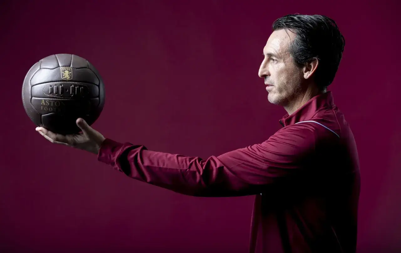 Unai Emery, uno de los entrenadores españoles en la Premier, sostiene un balón de fútbol vintage del Aston Villa.