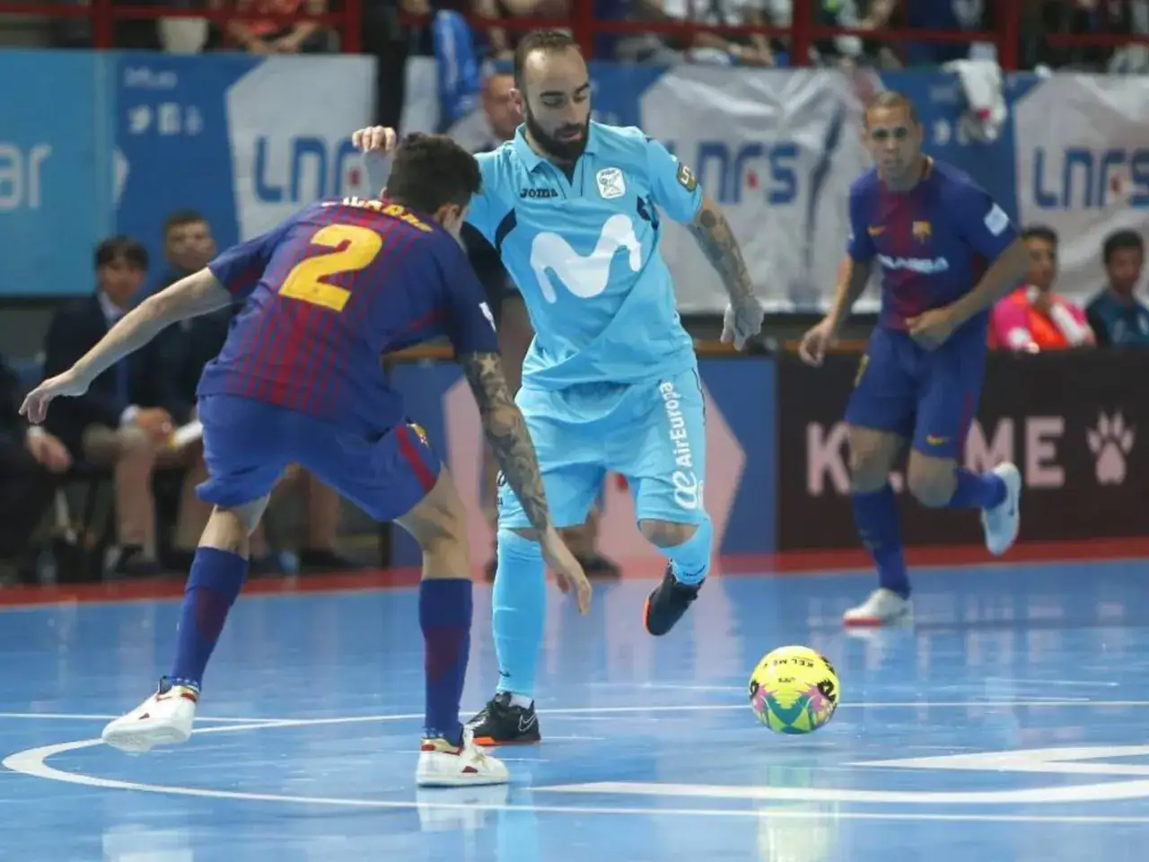 Jugadores de Bar&ccedil;a e Inter disputan un bal&oacute;n en un partido de f&uacute;tbol sala.