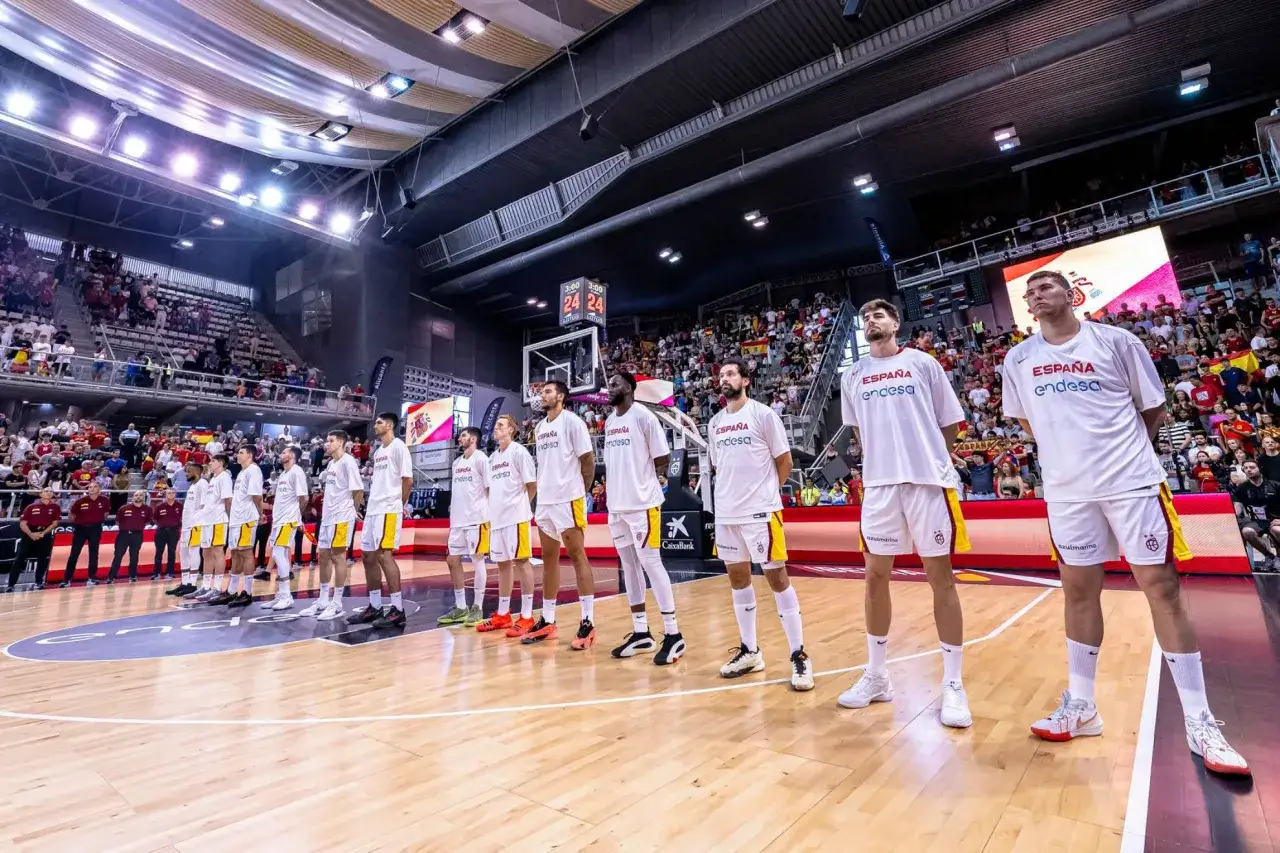 Jugadores de baloncesto de Espa&ntilde;a en la cancha, listos para jugar. Esto es que es el baloncesto: un deporte de equipo, estrategia y pasi&oacute;n.