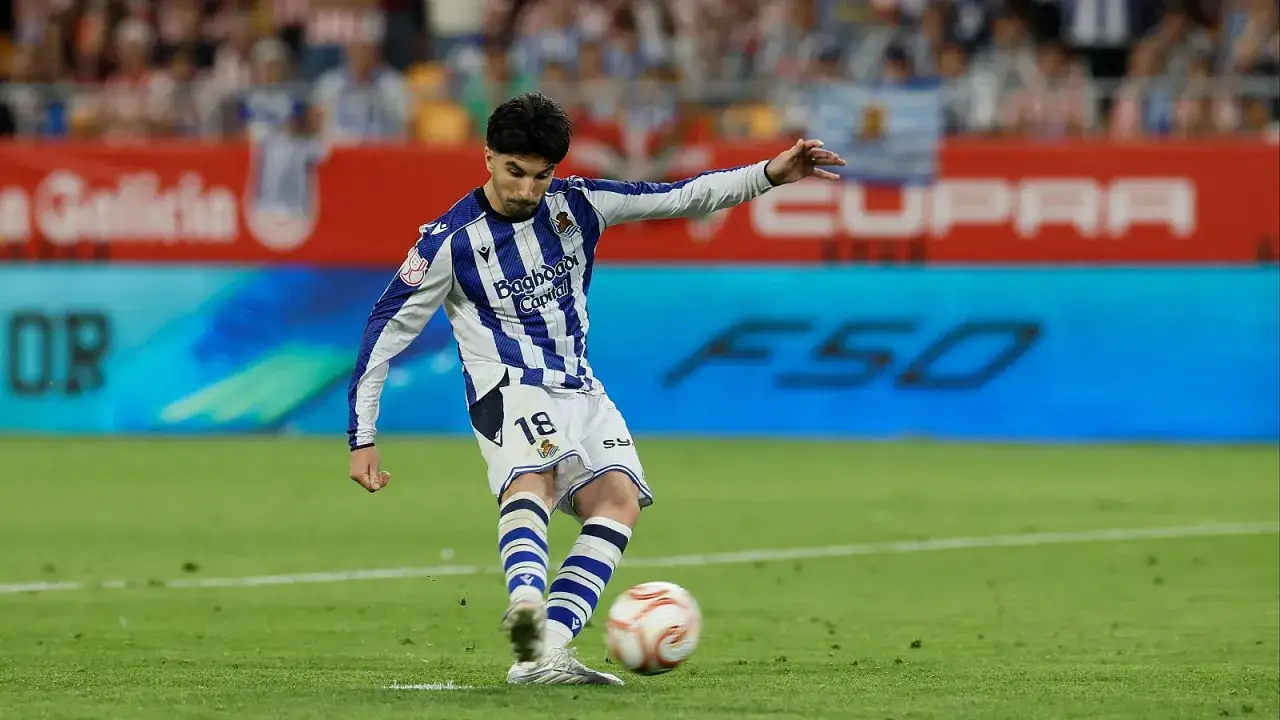 Jugador del Real Sociedad golpea el bal&oacute;n en la final de la Copa del Rey.