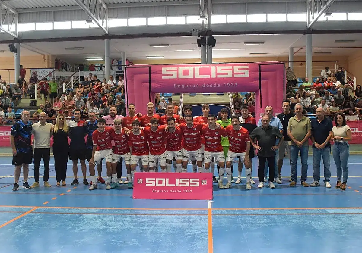 El equipo de fútbol sala CD Bargás posa para una foto grupal bajo un arco de patrocinio de SOLISS.