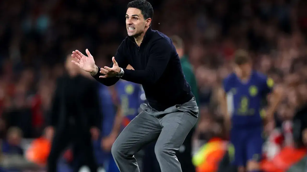 Mikel Arteta, técnico del Arsenal, gesticula apasionadamente. Su trayectoria incluye otros equipos entrenados.