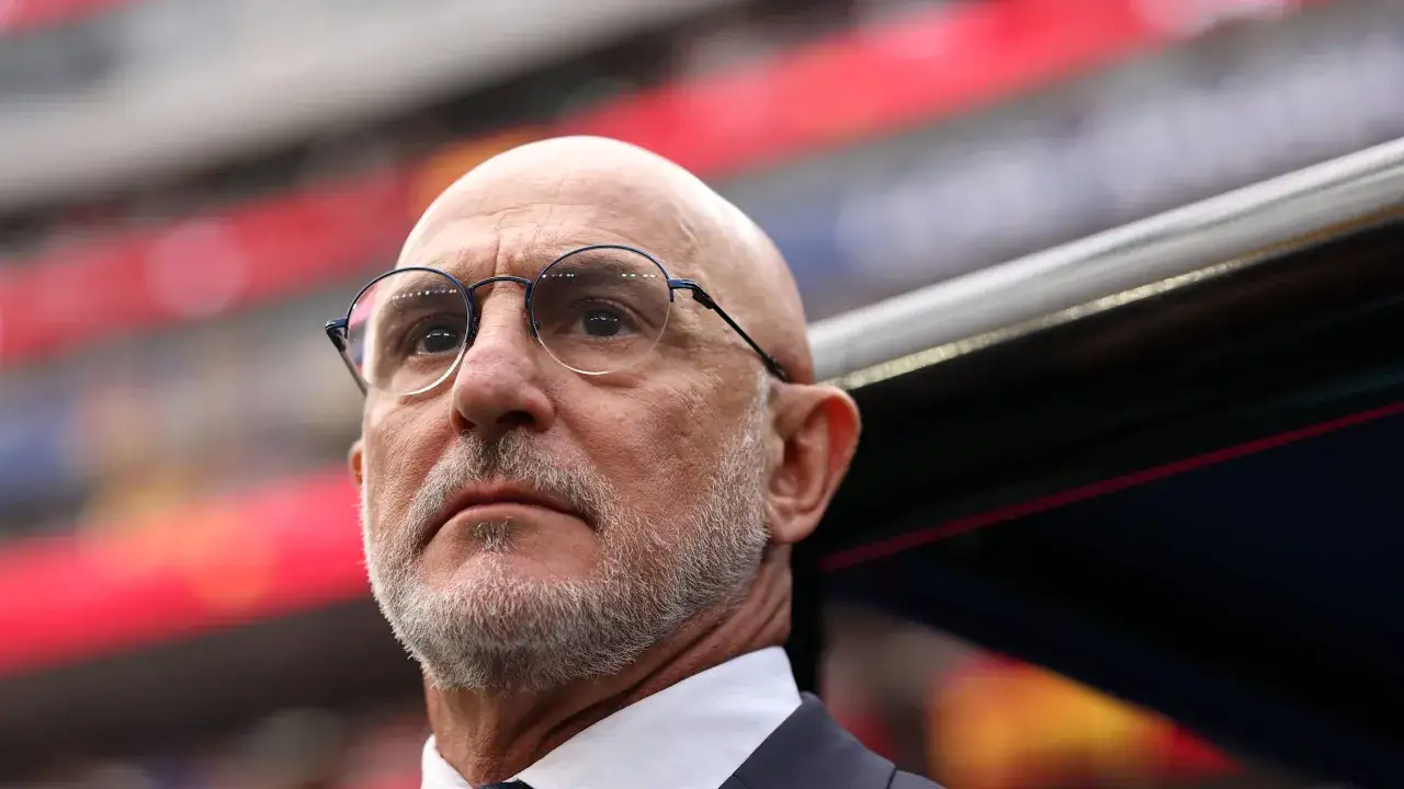 Entrenador de fútbol con gafas, barba canosa y mirada seria. La pasión y la estrategia son clave para saber qué se necesita para ser entrenador de fútbol.