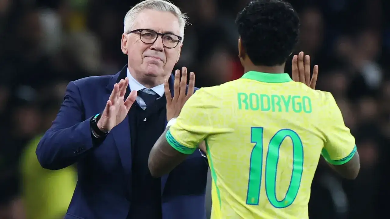 Entrenador y jugador de Brasil celebran juntos. El número 10, Rodrygo, recibe el apoyo de su técnico en la copa.