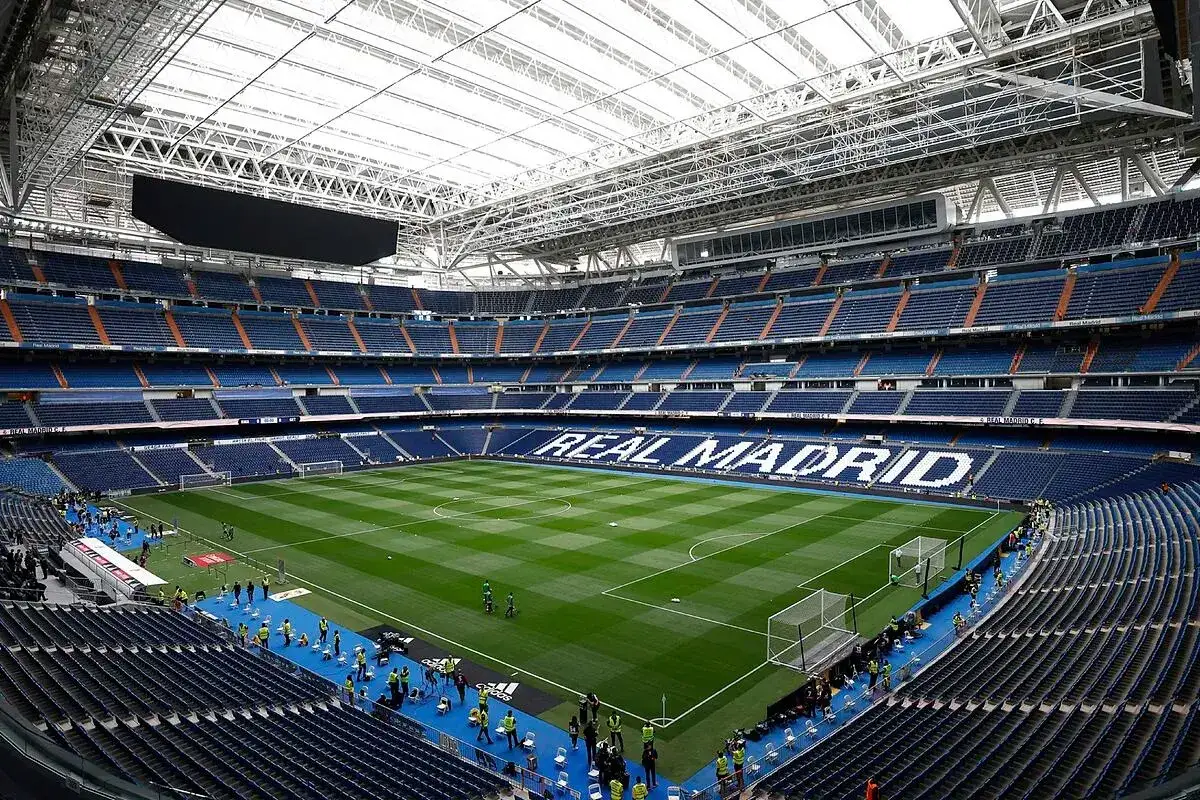 Estadio Santiago Bernab&eacute;u listo para un partido del Real Madrid. El c&eacute;sped impecable y las gradas vac&iacute;as esperan a los aficionados.