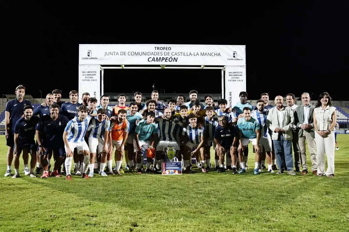Equipo celebra victoria en el Trofeo Junta de Comunidades de Castilla-La Mancha, campeón regional preferente castilla y león grupo 1.