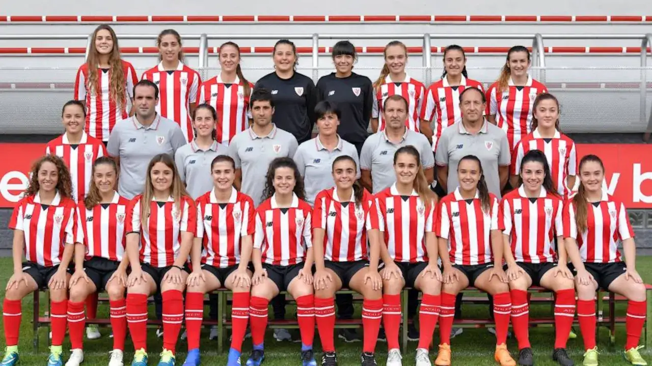 Equipo de fútbol femenino posando para una foto. Ellas son parte de la primera nacional femenina - grupo 4.