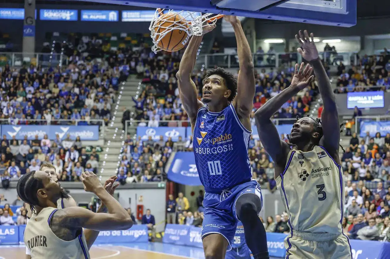 Jugador de baloncesto anota canasta en partido de la liga LEB Oro.