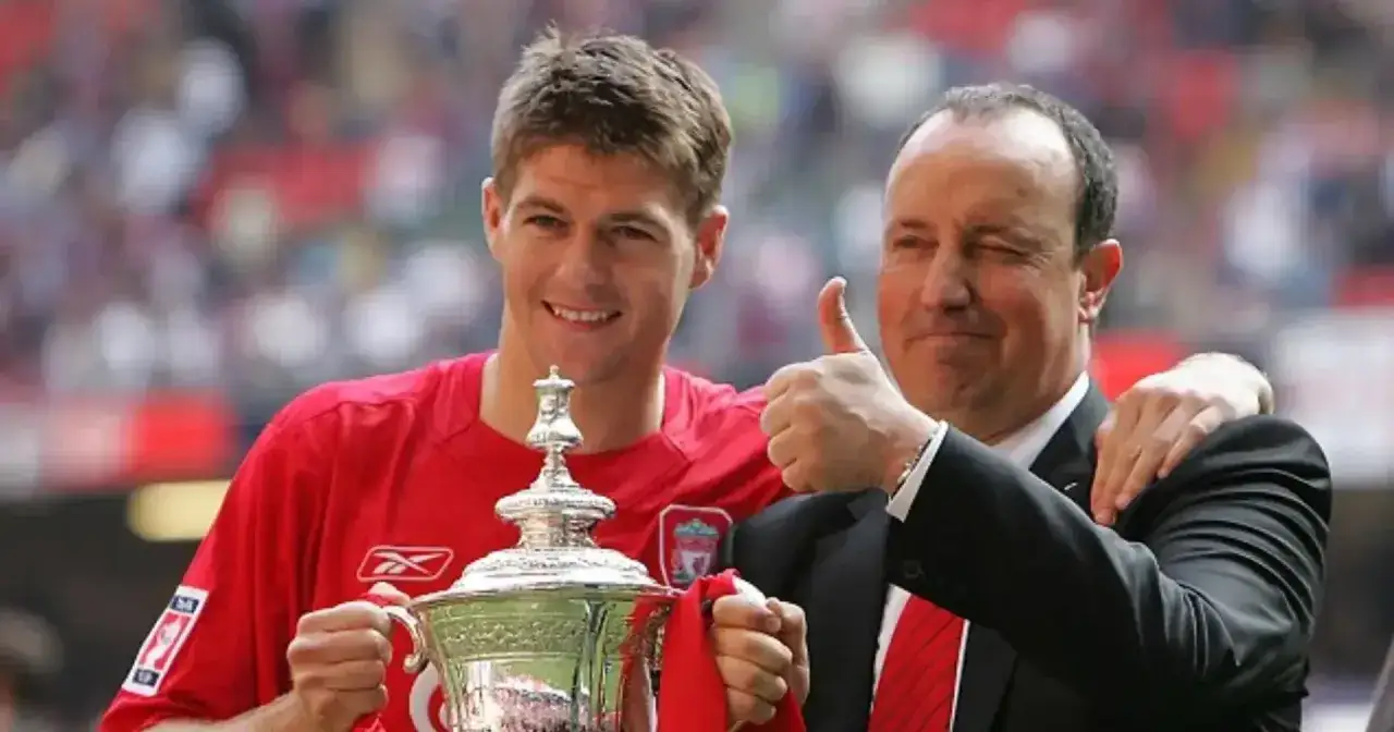 Steven Gerrard y Rafa Benítez celebran un trofeo con el Liverpool.