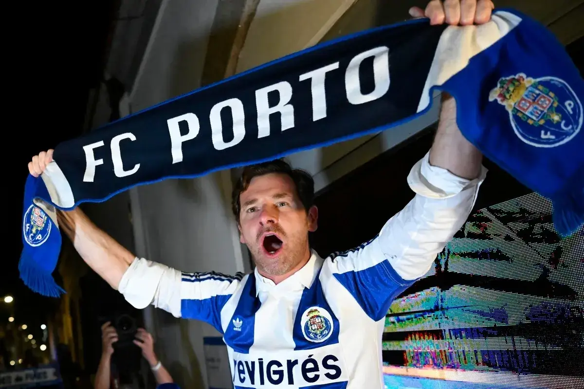 Aficionado celebra con bufanda del FC Porto, recordando los &eacute;xitos de Andr&eacute; Villas-Boas y los equipos entrenados.