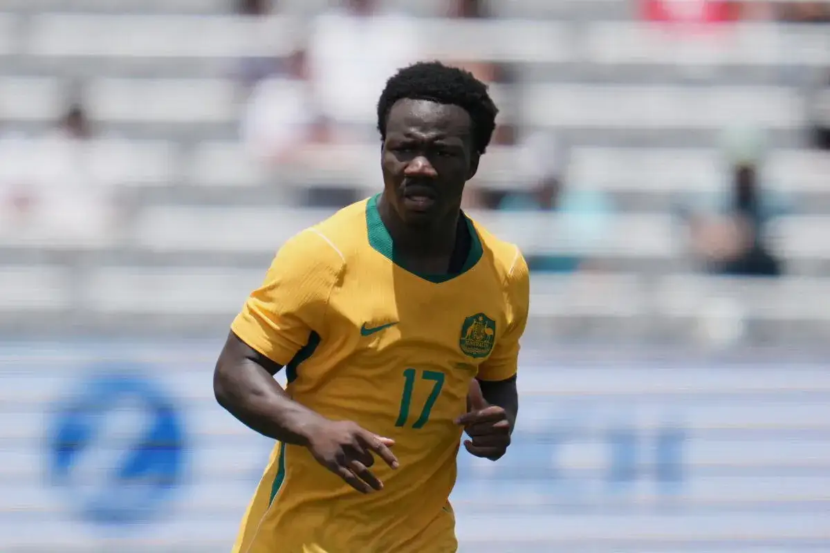 Jugador de la Australia seleccion con camiseta amarilla y n&uacute;mero 17, concentrado en el partido.