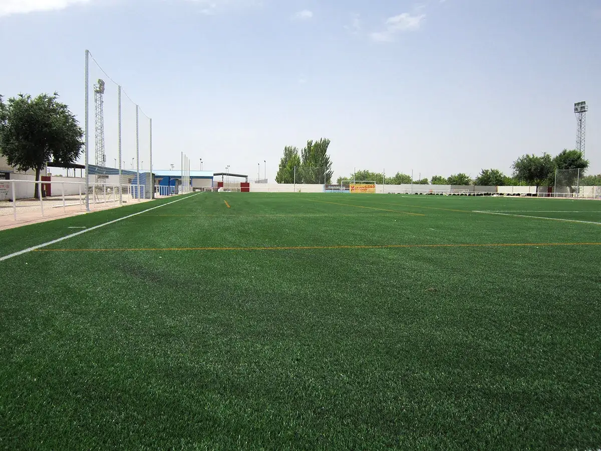 Campo de fútbol de césped artificial en Villacañas CF, listo para el partido.