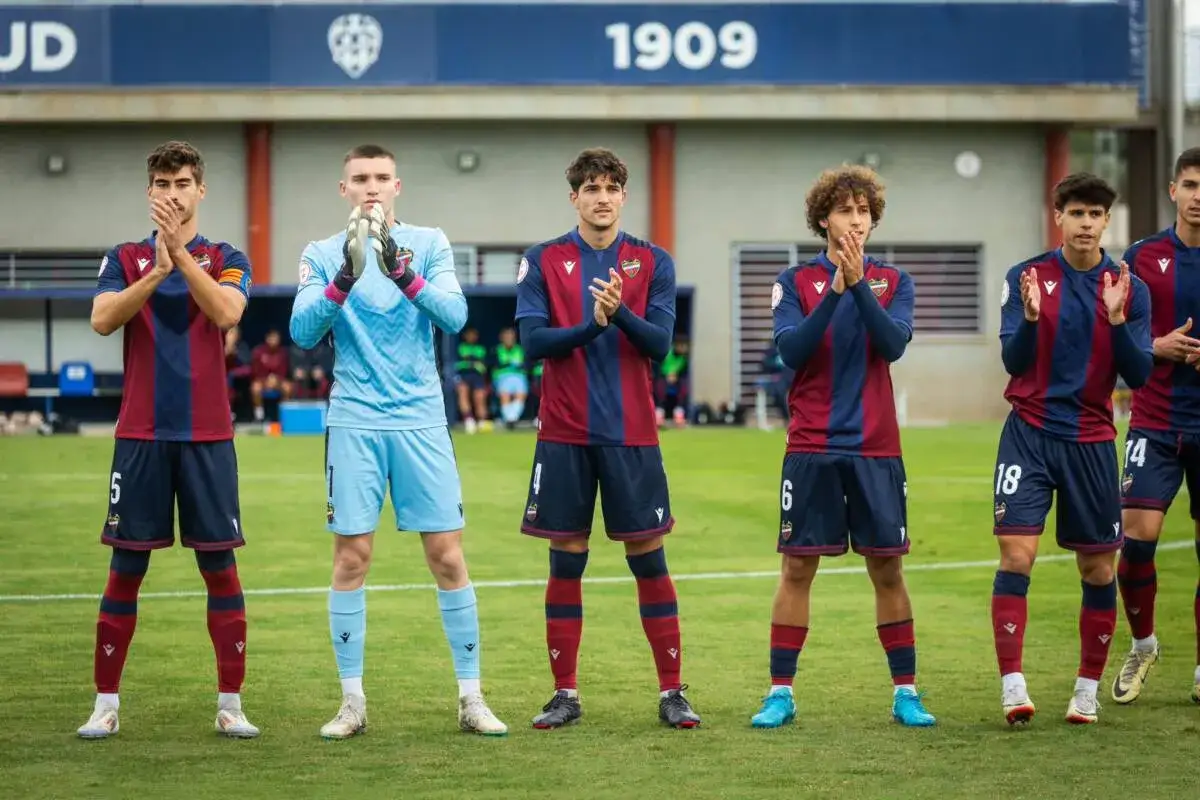 Jugadores del Atlético Levante aplauden en el campo.