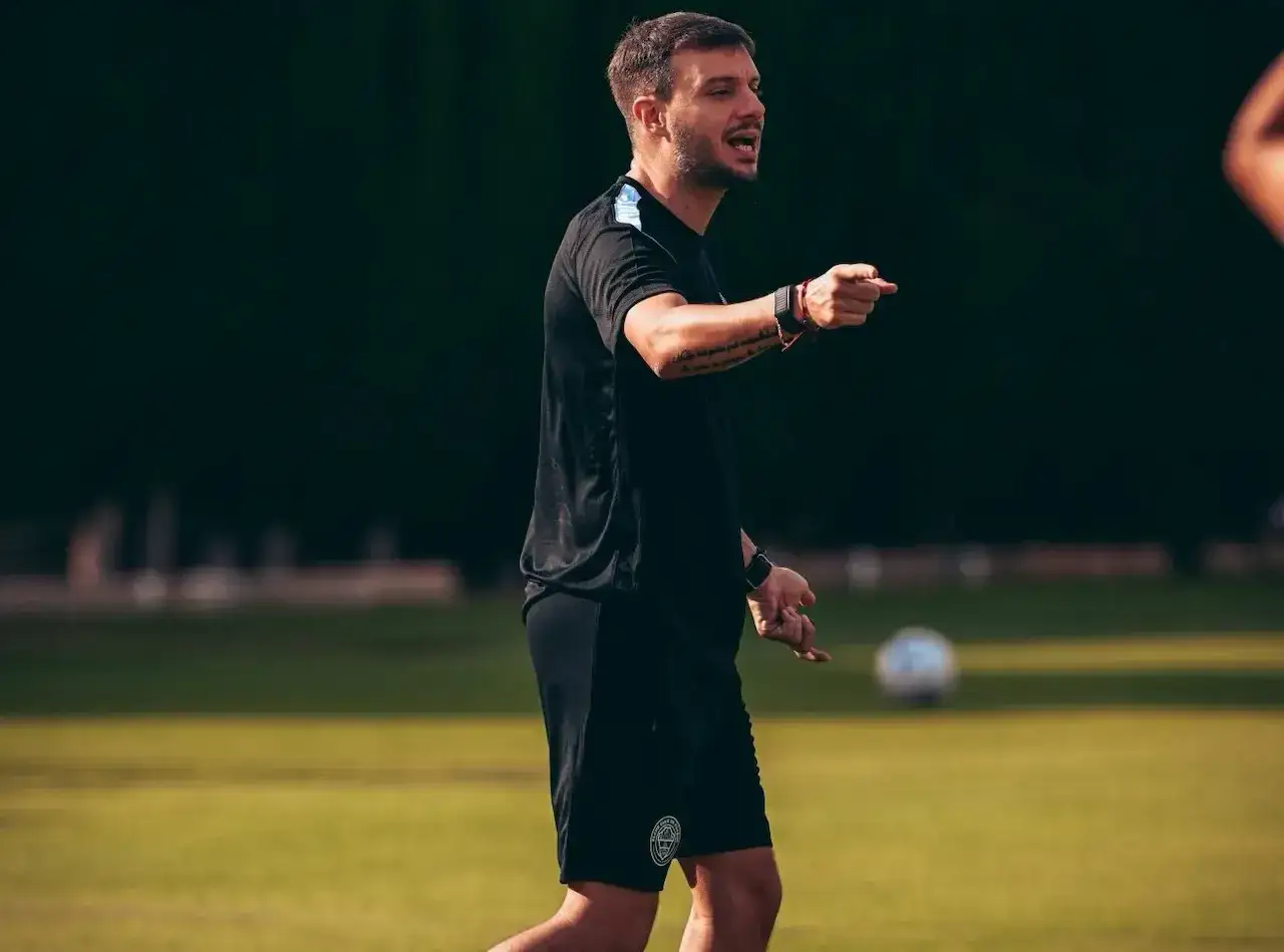Entrenador del Elche dando instrucciones en el campo.