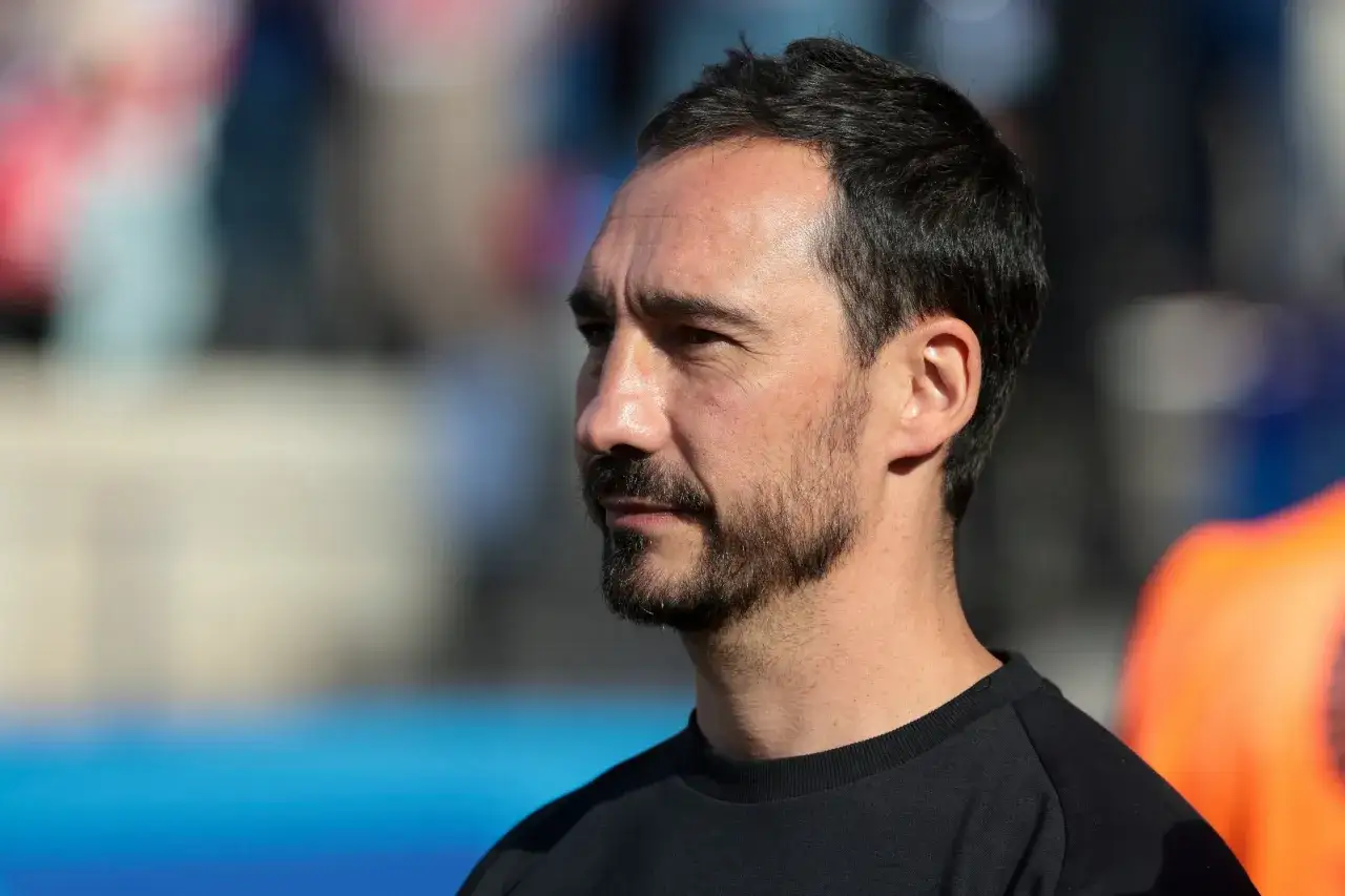 Entrenador de fútbol con barba, reflexionando sobre cuanto cobra un segundo entrenador de primera división.