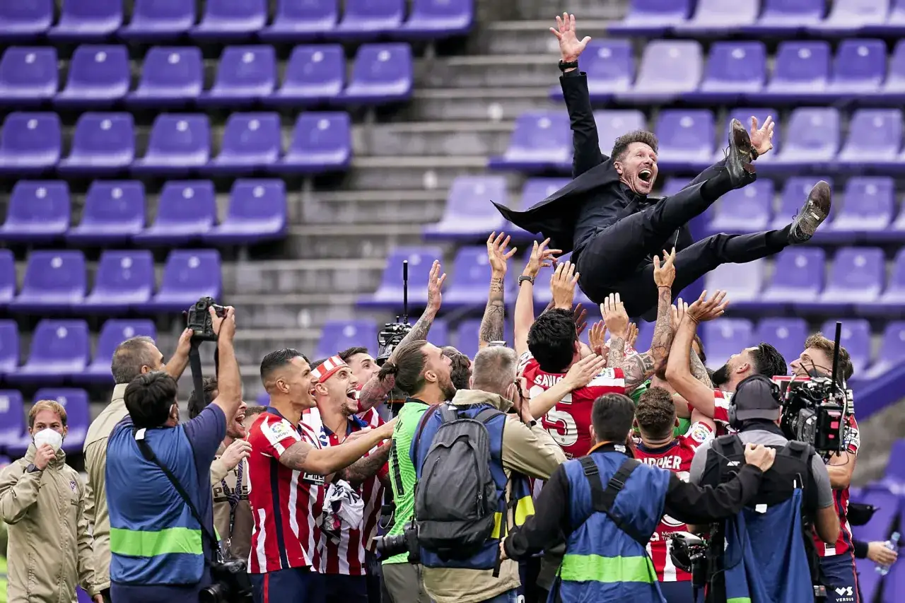Diego Pablo Simeone es lanzado al aire por sus jugadores, celebrando una victoria.