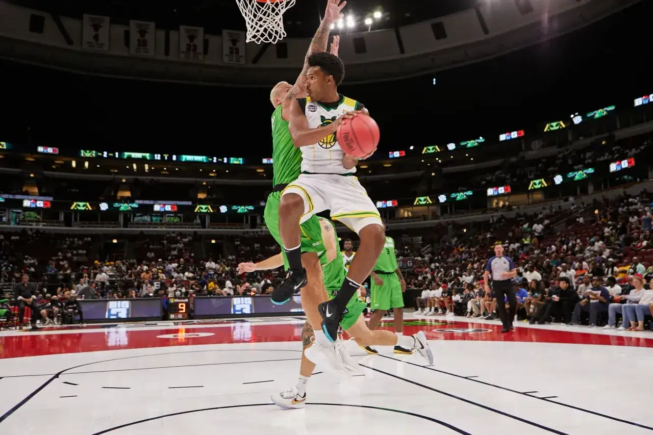 Jugador de baloncesto salta para anotar en un partido de 3×3.