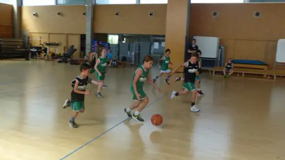 Jugadas de baloncesto para crear ventajas y leer la defensa