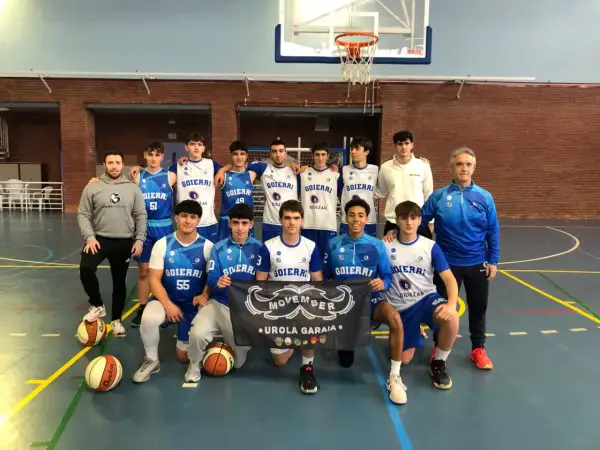 Equipo de goierri saskibaloia posa para una foto grupal en la cancha, con un cartel de Movember.