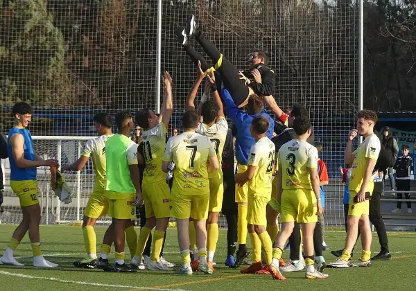 Jugadores del CD Pantoja celebran levantando a su entrenador.