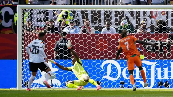 Portero se lanza para atajar un gol en partido de fútbol entre Alemania y Costa Rica.