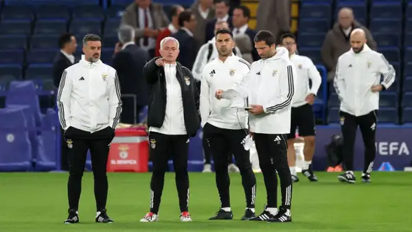 El coach de fútbol, José Mourinho, señala algo en el campo mientras su equipo observa.