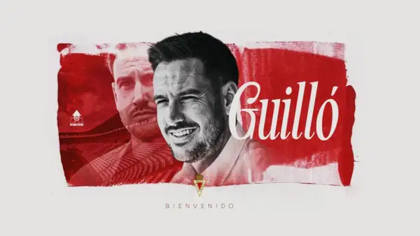 Guilló, el nuevo entrenador del Murcia, sonríe con ilusión. El escudo del club y el estadio de fondo auguran éxitos.