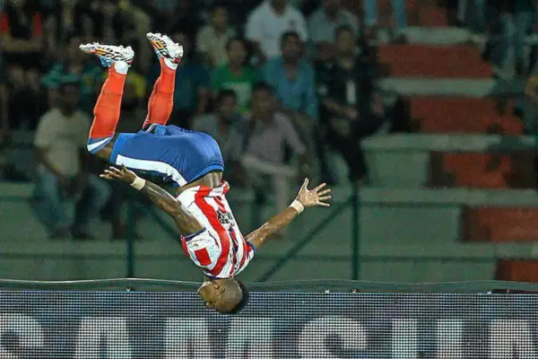 Futbolista realiza una espectacular voltereta en el aire durante un partido de la liga india.
