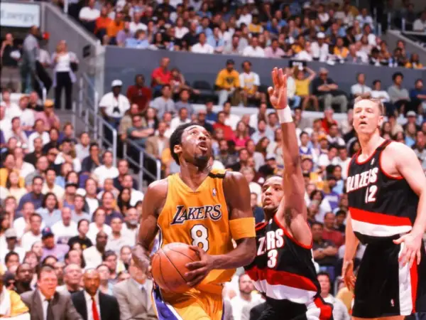 Kobe Bryant con el balón, en un emocionante crossover de baloncesto contra los Blazers.