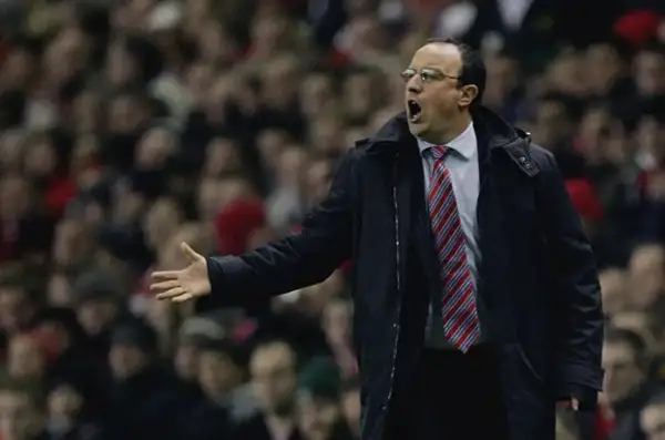 Rafa Benítez, entrenador del Liverpool, gesticula apasionadamente en el banquillo.