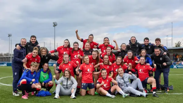 Equipo de fútbol femenino celebra su clasificación. Jugadoras sonrientes y con puños en alto, junto a su cuerpo técnico.