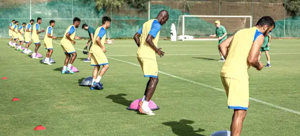 Jugadores de fútbol en pretemporada entrenan equilibrio sobre bosus.