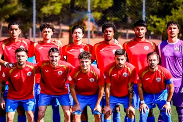 El equipo de fútbol de San Clemente CF posa para una foto.