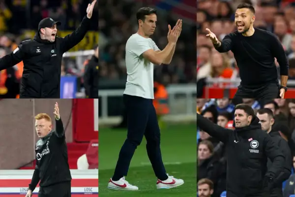 Cinco entrenadores de fútbol, considerados entre los mejores entrenadores actuales, dirigen desde la banda con gestos enérgicos.