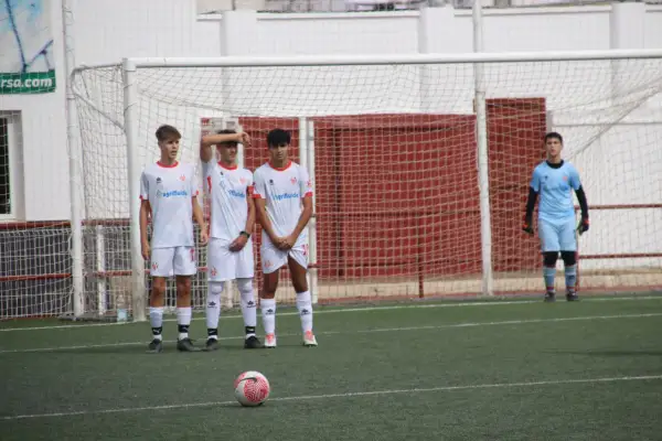 Jugadores del cd cabecense esperan un tiro libre frente a la portería. El portero se prepara.