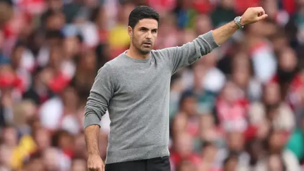Mikel Arteta, entrenador de equipos, dirige con gesto enérgico.