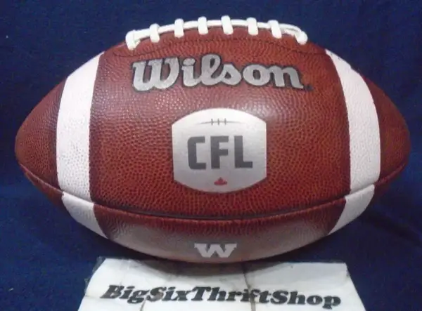 Balón de fútbol americano Wilson con el logo de la liga canadiense (CFL) y una hoja de arce.