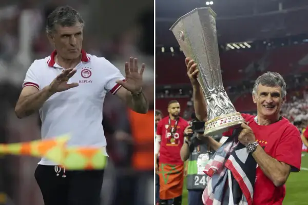 Mendilibar celebra la Europa League con el trofeo. El entrenador, con su equipo, levanta el trofeo de la Europa League.