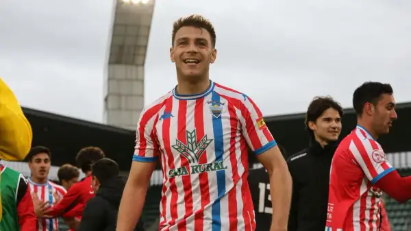 Jugador sonriente con camiseta a rayas rojas y blancas, parte del equipo de regional preferente castilla y león grupo 1.