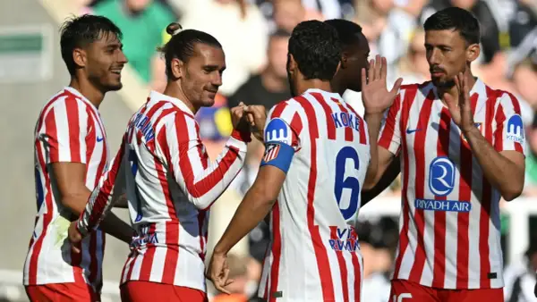 Jugadores del Atlético de Madrid celebran un gol. En primer plano, Griezmann choca el puño con Koke, ambos con la camiseta rojiblanca.
