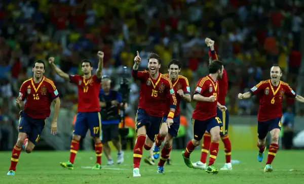 Jugadores de España celebran un gol contra Italia en la Eurocopa. ¡Victoria!