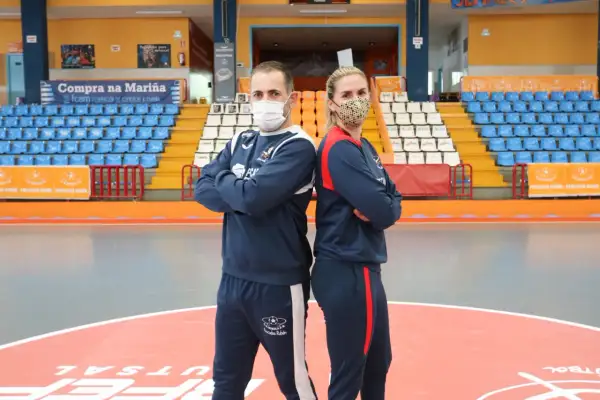 Entrenadores de fútbol sala, listos para enseñar como ser portero.
