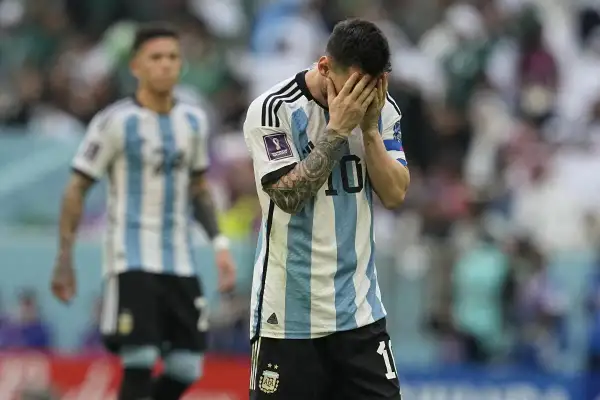 Messi de Argentina, con las manos en la cara, tras un partido en Qatar.