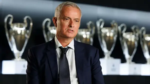 José Mourinho, el legendario **entrenador Madrid**, posa con trofeos de la Champions League.