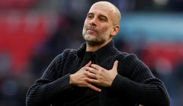 Pep Guardiola, con las manos en el pecho, muestra gratitud. Su edad no se refleja en su energía.