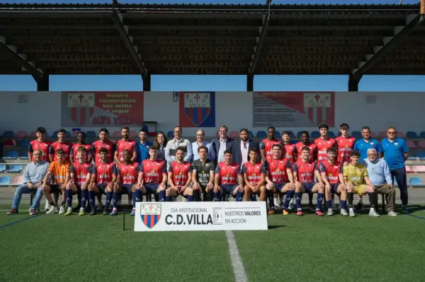 El equipo de fútbol C.D. Villa posa para una foto grupal en el campo.